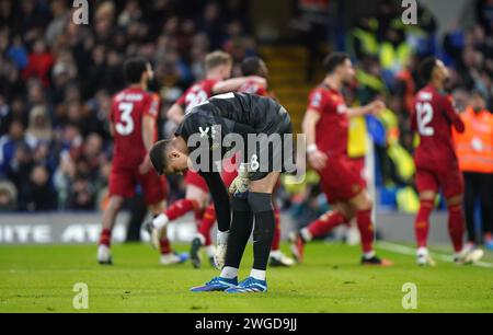 Chelsea Torhüter Djordje Petrovic reagiert, als die Spieler der Wolverhampton Wanderers ihr viertes Tor während des Premier League-Spiels in Stamford Bridge feiern. Bilddatum: Sonntag, 4. Februar 2024. Stockfoto