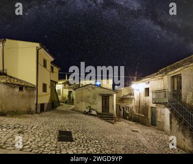 Nächtliches mittelalterliches Stilo Famos Calabria Dorf mit Blick auf die Straße, Süditalien. Einige Leuchtlinsen von Lampen sind erhältlich. Stockfoto