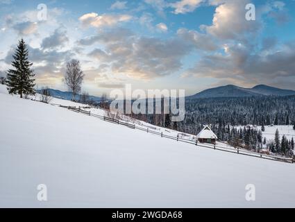 Landschaft Hügel, Haine und Ackerland im Winter abgelegenen alpinen Bergdorf, und kleine alte verlassene Haus am Hang Stockfoto