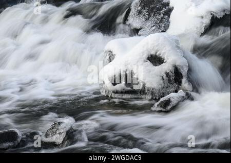 Ein eiskaltes Gesicht in einem tobenden Fluss Stockfoto