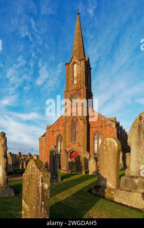 Die Fettercairn Parish Church wurde auf einem Hügel auf der Südseite des Dorfes erbaut und verfügt über eine Konstruktion aus rotem Sandstein und einen schmalen achteckigen Turm. Stockfoto