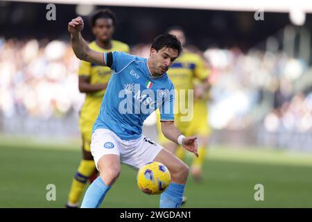 Der argentinische Stürmer Giovanni Simeone kontrolliert den Ball während des Fußballspiels der Serie A zwischen SSC Napoli und Hellas Verona im Diego Armando Maradona Stadium in Neapel, Süditalien, am 4. Februar 2024. Stockfoto