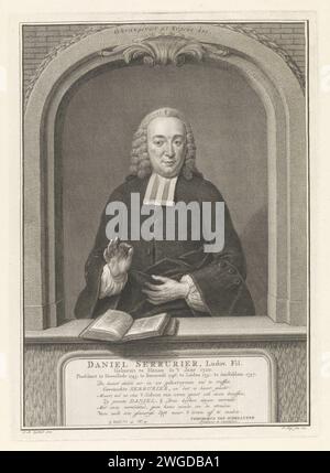 Porträt von Daniel Serrurier, Pieter Tanjé, nach Jan Maurits Quinkhard, 1759 Druck Daniel Serrurier, Pastor in Heemstede, Barneveld, Leiden und Amsterdam, stehend in einem Fenster an einer offenen Bibel. Amsterdamer Papierstich / Gravur der Bibel als Buch Stockfoto