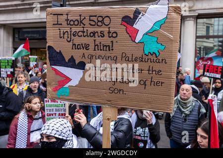 London, Großbritannien. Februar 2024. Pro-palästinensische Demonstranten bereiten sich auf den marsch vor, um einen sofortigen Waffenstillstand in Gaza und ein Ende der israelischen Besatzung zu fordern. Die Veranstaltung wurde von der palästinensischen Solidaritätskampagne, der Stop the war Coalition, den Friends of Al-Aqsa, der Muslimischen Vereinigung Großbritanniens, dem Palästinensischen Forum in Großbritannien und der CND organisiert. Quelle: Mark Kerrison/Alamy Live News Stockfoto