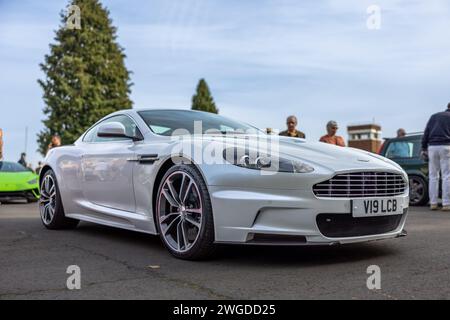 2011 Aston Martin DBS V12, ausgestellt im Bicester Heritage Scramble am 8. Oktober 2023. Stockfoto