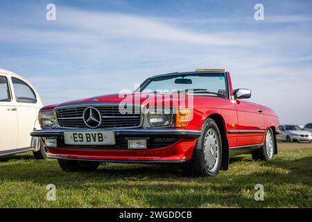 1988 Mercedes-Benz 300SL, ausgestellt auf dem Bicester Heritage Scramble am 8. Oktober 2023. Stockfoto