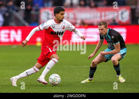 Utrecht, Niederlande. Februar 2024. UTRECHT, NIEDERLANDE - 4. FEBRUAR: Zidane Iqbal vom FC Utrecht, Milan de Haan vom FC Volendam während des niederländischen Eredivisie-Spiels zwischen dem FC Utrecht und dem FC Volendam im Stadion Galgenwaard am 4. Februar 2024 in Utrecht, Niederlande. (Foto: Ben Gal/Orange Pictures) Credit: dpa/Alamy Live News Stockfoto