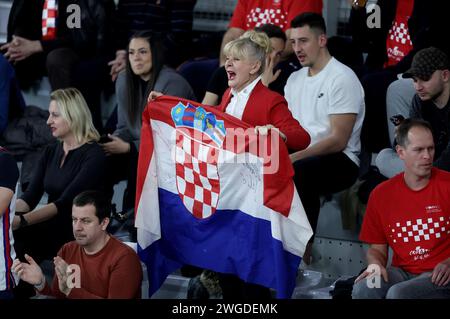 Varazdin, Kroatien. Februar 2024. VARAZDIN, KROATIEN - 4. FEBRUAR: Fans jubeln am 2. Tag des Qualifikationsspiels des Davis Cup zwischen Kroatien und Belgien in der Arena Varazdin am 4. Februar 2024 in Varazdin, Kroatien. Foto: Sanjin Strukic/PIXSELL Credit: Pixsell/Alamy Live News Stockfoto