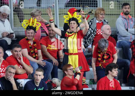 Varazdin, Kroatien. Februar 2024. Die Fans jubeln am 2. Tag des Qualifikationsspiels des Davis Cup zwischen Kroatien und Belgien in der Arena Varazdin am 4. Februar 2024 in Varazdin, Kroatien. Foto: Sanjin Strukic/PIXSELL Credit: Pixsell/Alamy Live News Stockfoto