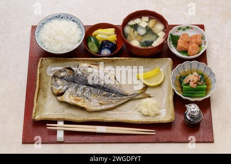 Gegrillter Fisch (halbgetrocknete Stöcker), traditionelles japanisches Frühstück Stockfoto