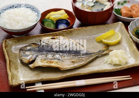 Gegrillter Fisch (halbgetrocknete Stöcker), traditionelles japanisches Frühstück Stockfoto