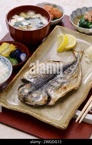 Gegrillter Fisch (halbgetrocknete Stöcker), traditionelles japanisches Frühstück Stockfoto