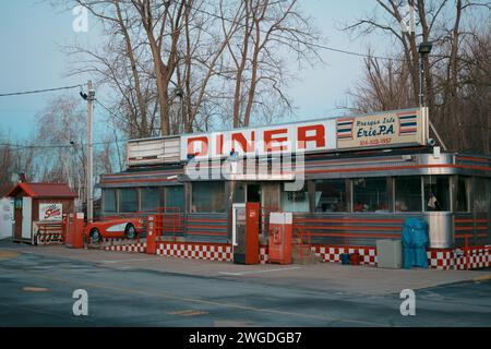 Sally’s Diner Vintage-Schild in Erie, Pennsylvania Stockfoto