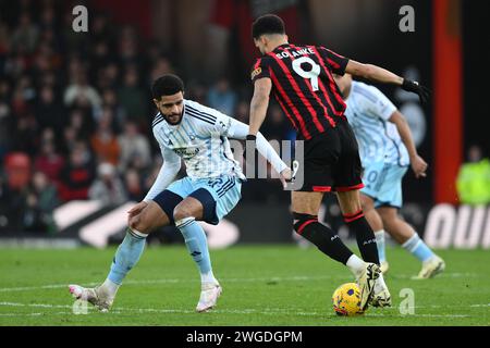 Bournemouth am Sonntag, 4. Februar 2024. Dominic Solanke aus Bournemouth unter dem Druck von Andrew Omobamidele aus Nottingham Forest während des Premier League-Spiels zwischen Bournemouth und Nottingham Forest im Vitality Stadium Bournemouth am Sonntag, den 4. Februar 2024. (Foto: Jon Hobley | MI News) Credit: MI News & Sport /Alamy Live News Stockfoto