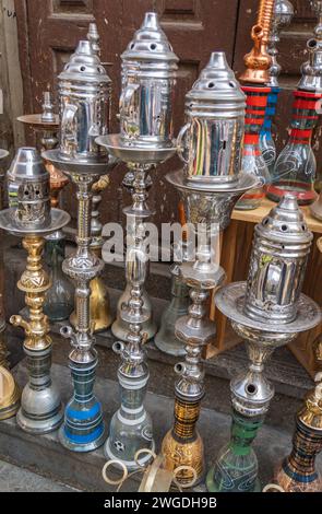 shisha, Shishas oder Wasserpfeifen zum Verkauf an der geschäftigen Moez Street in Fatimid oder dem mittelalterlichen Kairo, Ägypten Stockfoto