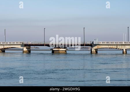 Schwingen Sie die Brücke am Eingang zur Stadt Gradese vom letzten Teil des Hafens von Mandracchio aus während eines nebeligen Tages. Stockfoto