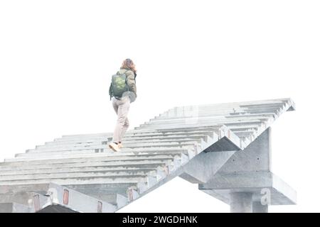 Frau, die auf der Treppe ins Nirgendwo läuft. Mädchen klettert die Treppe hoch. Person auf unvollendeter Brücke. Treppe zum Himmel. Treppen zum Erfolg. Karriereleiter. Stockfoto