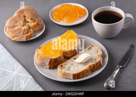 Sandwiches mit Aprikosenmarmelade und einer Tasse Kaffee. Frühstückskonzept Stockfoto