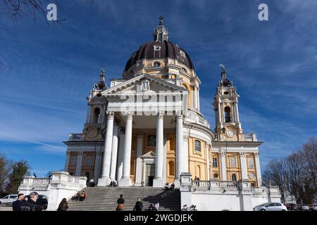 Turin, Italien. Februar 2024. Blick auf die Basilika von Superga, eine barocke Kirche, die 1731 vom Architekten Filippo Juvarra für die Familie Savoy entworfen wurde. Hier in der unterirdischen Krypta, wo bereits einige Mitglieder der Familie Savoyen liegen, finden am nächsten Samstag die Beerdigungen des Prinzen Vittorio Emanuele von Savoyen statt. Im Bild eine Außenansicht. Turin, Italien, am 4. Februar 2024. Foto: Marco Piovanotto/ABACAPRESS.COM Credit: Abaca Press/Alamy Live News Stockfoto