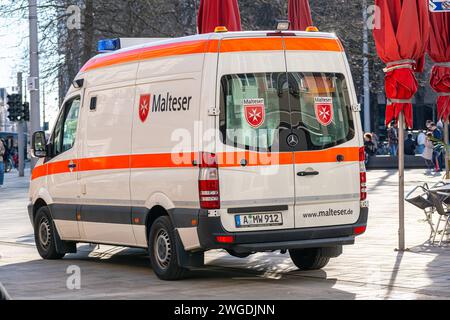 Augsburg, Bayern, Deutschland - 3. Februar 2024: Malteser Ambulanz im Zentrum von Augsburg *** Rettungswagen von Malteser in der Innenstadt von Augsburg Stockfoto