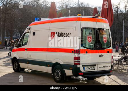 Augsburg, Bayern, Deutschland - 3. Februar 2024: Malteser Ambulanz im Zentrum von Augsburg *** Rettungswagen von Malteser in der Innenstadt von Augsburg Stockfoto