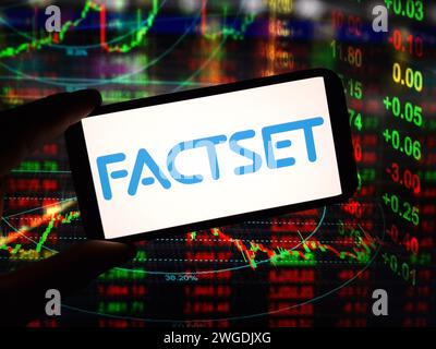 Konskie, Polen – 31. Januar 2024: Das Firmenlogo von FactSet wird auf dem Bildschirm des Mobiltelefons angezeigt Stockfoto