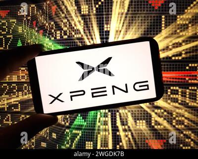 Konskie, Polen – 31. Januar 2024: Das Firmenlogo von XPeng wird auf dem Bildschirm des Mobiltelefons angezeigt Stockfoto