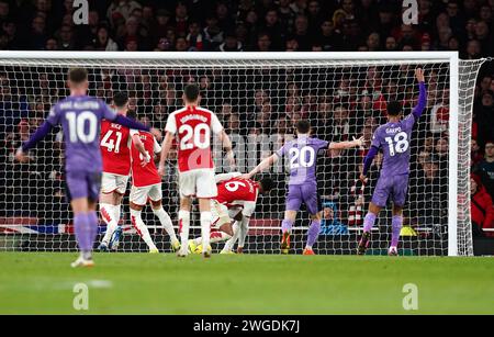 Arsenals Gabriel (Mitte) erzielte Liverpool's erstes Tor im Spiel mit einem eigenen Tor, als Diogo Jota und Cody Gakpo (rechts) während des Premier League-Spiels im Emirates Stadium in London feiern. Bilddatum: Sonntag, 4. Februar 2024. Stockfoto