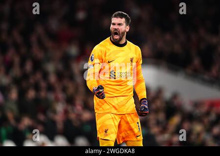 Liverpool Torhüter Alisson Becker feiert das erste Tor ihrer Mannschaft, das Arsenals Gabriel (nicht im Bild) während des Premier League-Spiels im Emirates Stadium in London mit einem eigenen Tor erzielte. Bilddatum: Sonntag, 4. Februar 2024. Stockfoto