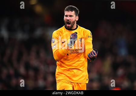 Liverpool Torhüter Alisson Becker feiert das erste Tor ihrer Mannschaft, das Arsenals Gabriel (nicht im Bild) während des Premier League-Spiels im Emirates Stadium in London mit einem eigenen Tor erzielte. Bilddatum: Sonntag, 4. Februar 2024. Stockfoto