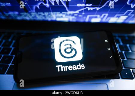 Polen. Februar 2024. In dieser Fotoabbildung wird auf einem Smartphone ein META Threads-Logo mit Aktienanteilen im Hintergrund angezeigt. (Foto von Omar Marques/SOPA Images/SIPA USA) *** ausschließlich für redaktionelle Nachrichten *** Credit: SIPA USA/Alamy Live News Stockfoto