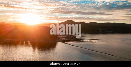 Dramatischer Sonnenuntergang in einer kleinen Stadt an der Westküste des Pazifischen Ozeans. Port Hardy, Vancouver Island, BC, Kanada. Stockfoto