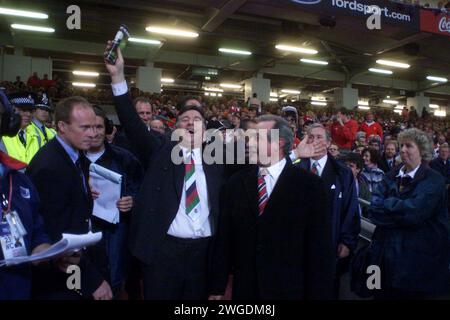 Dateifoto vom 01.10.1999 der ehemaligen walisischen Spieler Barry John (Mitte) und Gareth Edwards (rechts) Genießen Sie die Eröffnungszeremonie der Rugby-Weltmeisterschaft 1999. Der ehemalige walisische und britische und irische Lions fliegen, Barry John ist im Alter von 79 Jahren gestorben, wie seine Familie in einer Erklärung sagte. Ausgabedatum: Sonntag, 4. Februar 2024. Stockfoto