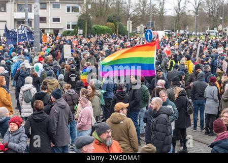 Bremen Demonstration des Bremer Buendnis gegen Rechts, Bremen, 04.02.2024 GER, Demonstration vom Bremer Buendnis gegen Rechts, Bremen, 04.02.2024 im Menschenmengen auf der Demo mit vielen Schildern und Pride-Flagge laute Angaben der Veranstalter demonstrierten am Sonntag, den 4. Februar, ca. 25,000 Menschen in Bremen gegen Rechtsextremismus, rassistische Politik und die AfD. Wie in vielen Staedten waren die Recherchen von Correctiv Ausloeser für Proteste gegen die AfD. *** Bremen Demonstration des Bremer Buendnis gegen Rechts, Bremen, 04 02 2024 GER, Demonstration des Bremer Buendnis ge Stockfoto