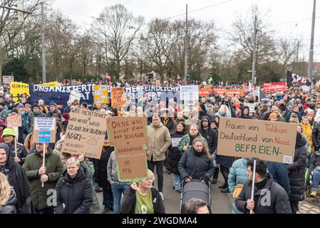 Bremen Demonstration des Bremer Buendnis gegen Rechts, Bremen, 04.02.2024 DE, Demonstration vom Bremer Buendnis gegen Rechts, Bremen, 04.02.2024 im Menschenmengen auf der Demo mit vielen Schildern. Laute Angaben der Veranstalter demonstrierten am Sonntag, den 4. Februar, ca. 25,000 Menschen in Bremen gegen Rechtsextremismus, rassistische Politik und die AfD. Wie in vielen Staedten waren die Recherchen von Correctiv Ausloeser für Proteste gegen die AfD. *** Bremen Demonstration des Bremer Buendnis gegen Rechts, Bremen, 04 02 2024 GER, Demonstration des Bremer Buendnis gegen Rechts, Brem Stockfoto