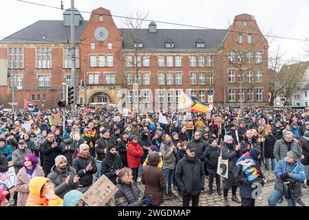 Bremen Demonstration des Bremer Buendnis gegen Rechts, Bremen, 04.02.2024 DE, Demonstration vom Bremer Buendnis gegen Rechts, Bremen, 04.02.2024 im Menschenmengen auf der Demo mit vielen Schildern. Laute Angaben der Veranstalter demonstrierten am Sonntag, den 4. Februar, ca. 25,000 Menschen in Bremen gegen Rechtsextremismus, rassistische Politik und die AfD. Wie in vielen Staedten waren die Recherchen von Correctiv Ausloeser für Proteste gegen die AfD. *** Bremen Demonstration des Bremer Buendnis gegen Rechts, Bremen, 04 02 2024 GER, Demonstration des Bremer Buendnis gegen Rechts, Brem Stockfoto