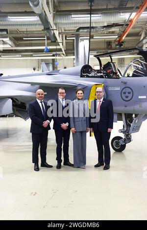 Die schwedische Kronprinzessin Victoria und Prinz Daniel besuchen am Donnerstag das Luft- und Raumfahrtunternehmen Saab in Linköping, Schweden. Von links: Anders Carp, prins Daniel, Kronprinsessan Victoria, Carl Fredrik Graf. Stockfoto