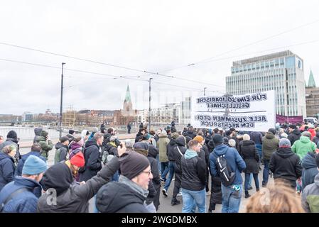 Bremen Demonstration des Bremer Buendnis gegen Rechts, Bremen, 04.02.2024 DE, Demonstration vom Bremer Buendnis gegen Rechts, Bremen, 04.02.2024 im Menschenmenge auf einer Bruecke ueber die Weser. Laute Angaben der Veranstalter demonstrierten am Sonntag, den 4. Februar, ca. 25,000 Menschen in Bremen gegen Rechtsextremismus, rassistische Politik und die AfD. Wie in vielen Staedten waren die Recherchen von Correctiv Ausloeser für Proteste gegen die AfD. *** Bremen Demonstration des Bremer Buendnis gegen Rechts, Bremen, 04 02 2024 GER, Demonstration des Bremer Buendnis gegen Rechts, Breme Stockfoto