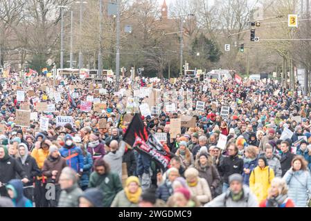 Bremen Demonstration des Bremer Buendnis gegen Rechts, Bremen, 04.02.2024 DE, Demonstration vom Bremer Buendnis gegen Rechts, Bremen, 04.02.2024 im Menschenmengen auf der Demo mit vielen Schildern. Laute Angaben der Veranstalter demonstrierten am Sonntag, den 4. Februar, ca. 25,000 Menschen in Bremen gegen Rechtsextremismus, rassistische Politik und die AfD. Wie in vielen Staedten waren die Recherchen von Correctiv Ausloeser für Proteste gegen die AfD. *** Bremen Demonstration des Bremer Buendnis gegen Rechts, Bremen, 04 02 2024 GER, Demonstration des Bremer Buendnis gegen Rechts, Brem Stockfoto