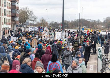 Bremen Demonstration des Bremer Buendnis gegen Rechts, Bremen, 04.02.2024 DE, Demonstration vom Bremer Buendnis gegen Rechts, Bremen, 04.02.2024 im die Spitze des langen Demozugs von hinten. Laute Angaben der Veranstalter demonstrierten am Sonntag, den 4. Februar, ca. 25,000 Menschen in Bremen gegen Rechtsextremismus, rassistische Politik und die AfD. Wie in vielen Staedten waren die Recherchen von Correctiv Ausloeser für Proteste gegen die AfD. *** Bremen Demonstration des Bremer Buendnis gegen Rechts, Bremen, 04 02 2024 GER, Demonstration des Bremer Buendnis gegen Rechts, Bremen, 04 Stockfoto