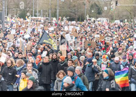 Bremen Demonstration des Bremer Buendnis gegen Rechts, Bremen, 04.02.2024 GER, Demonstration vom Bremer Buendnis gegen Rechts, Bremen, 04.02.2024 im Menschenmengen auf der Demo mit vielen Schildern und Flüchtlingen Willkommen Fahnen. Laute Angaben der Veranstalter demonstrierten am Sonntag, den 4. Februar, ca. 25,000 Menschen in Bremen gegen Rechtsextremismus, rassistische Politik und die AfD. Wie in vielen Staedten waren die Recherchen von Correctiv Ausloeser für Proteste gegen die AfD. *** Bremen Demonstration der Bremer Buendnis gegen Rechts, Bremen, 04 02 2024 GER, Demonstration der Bremer Stockfoto