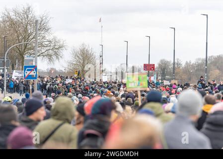 Bremen Demonstration des Bremer Buendnis gegen Rechts, Bremen, 04.02.2024 DE, Demonstration vom Bremer Buendnis gegen Rechts, Bremen, 04.02.2024 im die Spitze des langen Demozugs von hinten. Laute Angaben der Veranstalter demonstrierten am Sonntag, den 4. Februar, ca. 25,000 Menschen in Bremen gegen Rechtsextremismus, rassistische Politik und die AfD. Wie in vielen Staedten waren die Recherchen von Correctiv Ausloeser für Proteste gegen die AfD. *** Bremen Demonstration des Bremer Buendnis gegen Rechts, Bremen, 04 02 2024 GER, Demonstration des Bremer Buendnis gegen Rechts, Bremen, 04 Stockfoto