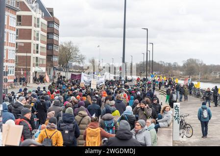 Bremen Demonstration des Bremer Buendnis gegen Rechts, Bremen, 04.02.2024 DE, Demonstration vom Bremer Buendnis gegen Rechts, Bremen, 04.02.2024 im die Spitze des langen Demozugs von hinten. Laute Angaben der Veranstalter demonstrierten am Sonntag, den 4. Februar, ca. 25,000 Menschen in Bremen gegen Rechtsextremismus, rassistische Politik und die AfD. Wie in vielen Staedten waren die Recherchen von Correctiv Ausloeser für Proteste gegen die AfD. *** Bremen Demonstration des Bremer Buendnis gegen Rechts, Bremen, 04 02 2024 GER, Demonstration des Bremer Buendnis gegen Rechts, Bremen, 04 Stockfoto