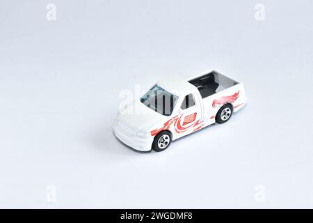 Ein weißes Auto, ein Kinderspielzeug, steht auf weißem Hintergrund. Stockfoto