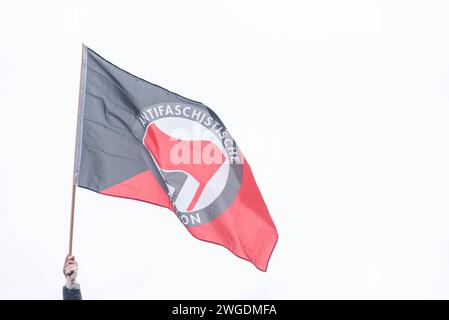 Bremen Demonstration des Bremer Buendnis gegen Rechts, Bremen, 04.02.2024 GER, Demonstration vom Bremer Buendnis gegen Rechts, Bremen, 04.02.2024 im Fahne der Antifschistischen Aktion, Antifa Flagge bei der Abschlusskundgebung. Laute Angaben der Veranstalter demonstrierten am Sonntag, den 4. Februar, ca. 25,000 Menschen in Bremen gegen Rechtsextremismus, rassistische Politik und die AfD. Wie in vielen Staedten waren die Recherchen von Correctiv Ausloeser für Proteste gegen die AfD. *** Bremen Demonstration der Bremer Buendnis gegen Rechts, Bremen, 04 02 2024 GER, Demonstration der Breme Stockfoto