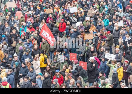 Bremen Demonstration des Bremer Buendnis gegen Rechts, Bremen, 04.02.2024 GER, Demonstration vom Bremer Buendnis gegen Rechts, Bremen, 04.02.2024 im Menschenmengen auf der Demo mit vielen Schildern bei der Abschlusskundgebung auf dem Domshof. Laute Angaben der Veranstalter demonstrierten am Sonntag, den 4. Februar, ca. 25,000 Menschen in Bremen gegen Rechtsextremismus, rassistische Politik und die AfD. Wie in vielen Staedten waren die Recherchen von Correctiv Ausloeser für Proteste gegen die AfD. *** Bremen Demonstration der Bremer Buendnis gegen Rechts, Bremen, 04 02 2024 GER, Demonstrati Stockfoto