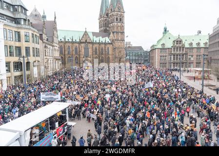 Bremen Demonstration des Bremer Buendnis gegen Rechts, Bremen, 04.02.2024 GER, Demonstration vom Bremer Buendnis gegen Rechts, Bremen, 04.02.2024 im Menschenmengen auf der Demo mit vielen Schildern bei der Abschlusskundgebung auf dem Domshof. Laute Angaben der Veranstalter demonstrierten am Sonntag, den 4. Februar, ca. 25,000 Menschen in Bremen gegen Rechtsextremismus, rassistische Politik und die AfD. Wie in vielen Staedten waren die Recherchen von Correctiv Ausloeser für Proteste gegen die AfD. *** Bremen Demonstration der Bremer Buendnis gegen Rechts, Bremen, 04 02 2024 GER, Demonstrati Stockfoto