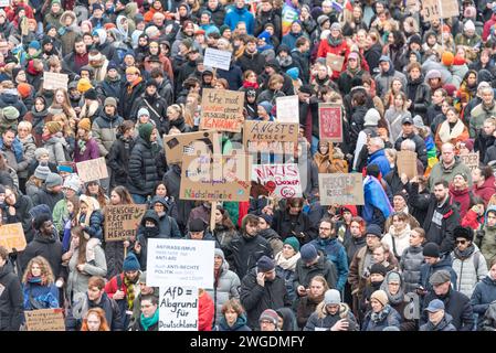 Bremen Demonstration des Bremer Buendnis gegen Rechts, Bremen, 04.02.2024 GER, Demonstration vom Bremer Buendnis gegen Rechts, Bremen, 04.02.2024 im Menschenmengen auf der Demo mit vielen Schildern bei der Abschlusskundgebung auf dem Domshof. Laute Angaben der Veranstalter demonstrierten am Sonntag, den 4. Februar, ca. 25,000 Menschen in Bremen gegen Rechtsextremismus, rassistische Politik und die AfD. Wie in vielen Staedten waren die Recherchen von Correctiv Ausloeser für Proteste gegen die AfD. *** Bremen Demonstration der Bremer Buendnis gegen Rechts, Bremen, 04 02 2024 GER, Demonstrati Stockfoto