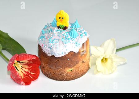 Festlicher Osterkuchen und zwei Blumen, eine Tulpe und eine Narzissen. Grußkarte. Stockfoto