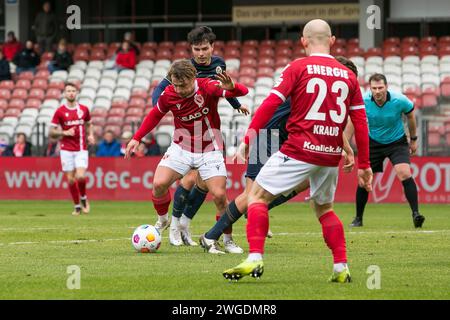 Cottbus, Deutschland. Februar 2024. Cottbus, Deutschland 04. Februar 2024: Regionalliga Nordost – 2023/2024 – FC Energie Cottbus gegen Hansa Rostock II im Bild: v. li. im Zweikampf Jonas Hofmann (Energie Cottbus) und Arbnor Aliu (Hansa Rostock II) Credit: dpa/Alamy Live News Stockfoto